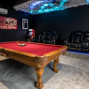 8 Bedroom Estate Near World Davenport